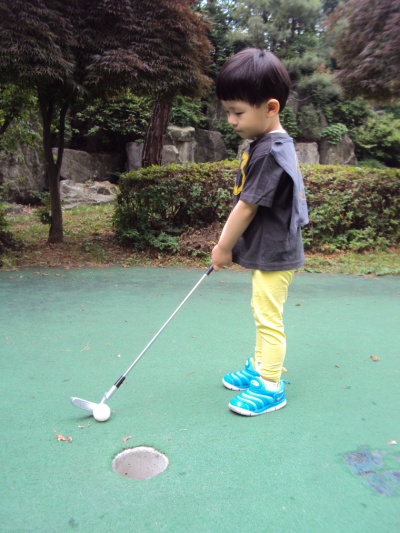 골프를 배우는 김동하 #2 (Hit:3905)